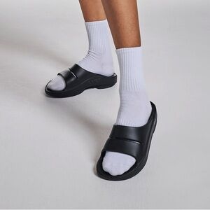 EUC - Oofos Ooahh Slide Sandal - Black Size  - US7